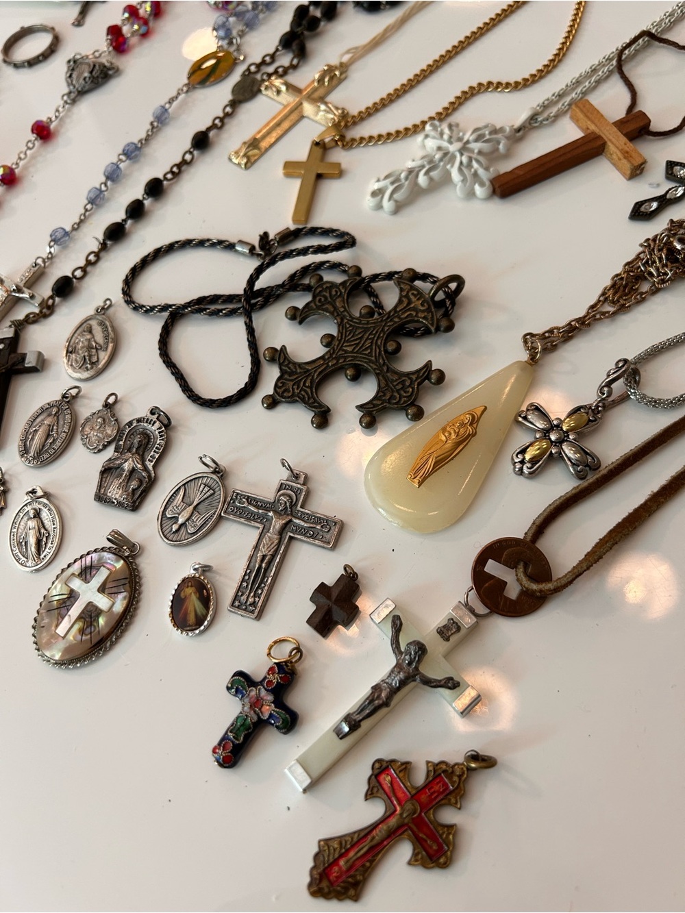 Large lot of religious jewelry rosaries medals cross necklaces - Picture 3 of 8